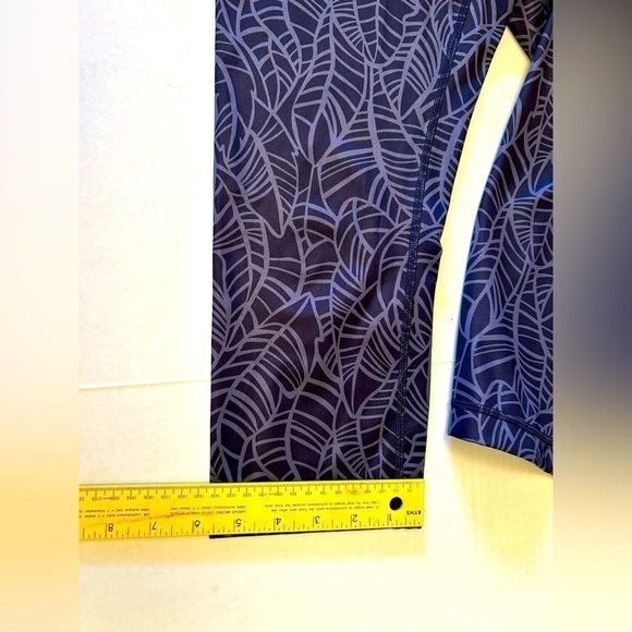Lululemon wonder under full on Luxtreme crop legging in blue leaf patternSz-8 V6 - Picture 10 of 11